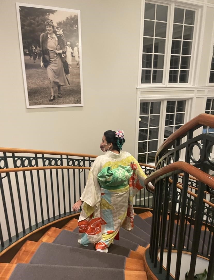 Lần đầu tiên mặc kimono với tư cách là thực tập sinh tại US-Japan Capital Gala
 tại Hillwood Estate ở Washington, DC, năm 2021
